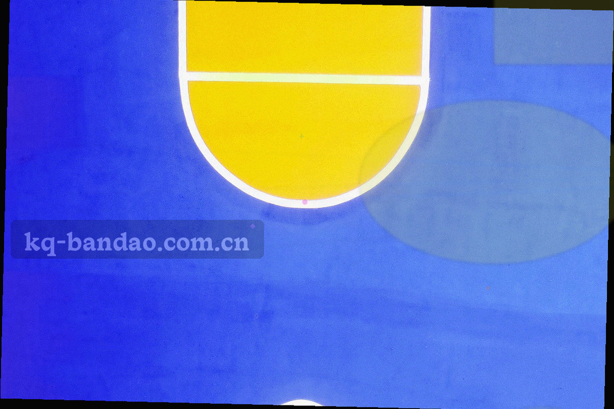 夜间看台灯光下的球场线条抽象画面，席位明暗交错